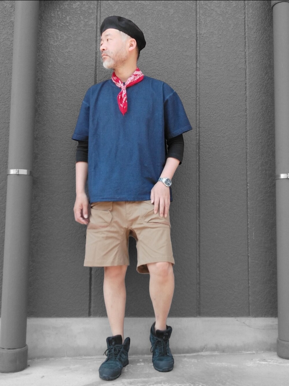 ベージュ系のパンツ、ブルー系のTシャツ/カットソー、ブラック系のスニーカーを着用したメンズの春コーディネートの2枚目の写真