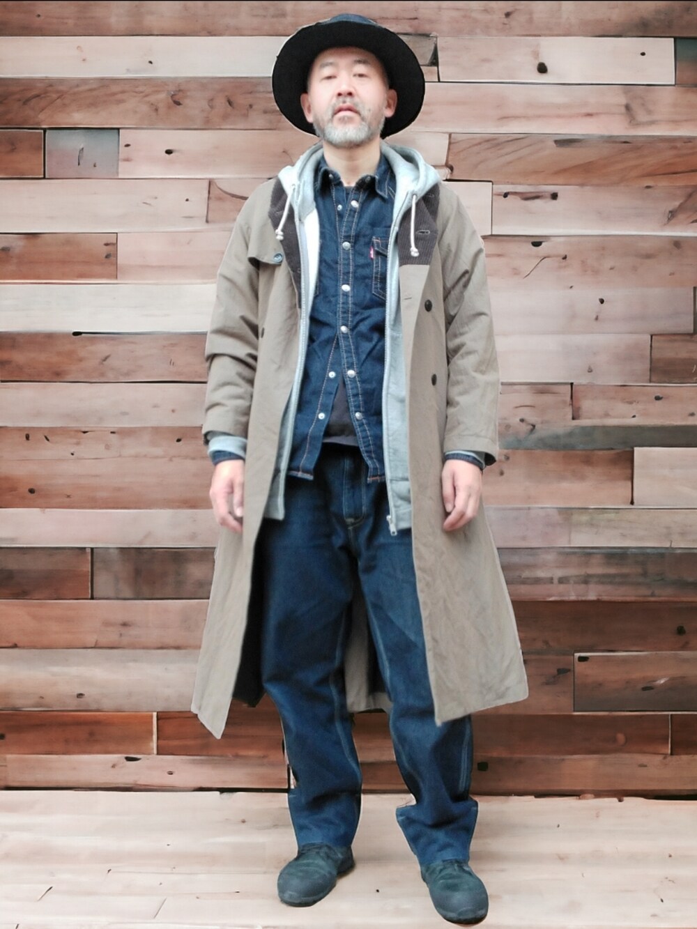 グリーン系のトレンチコート、ブルー系のシャツ/ブラウス、ブルー系のデニムパンツを着用したメンズの冬コーディネートの4枚目の写真