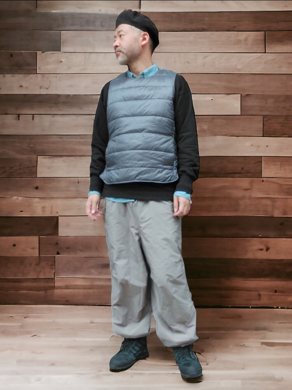 グレー系のパンツ、ブラック系のスニーカー、ブラック系のスウェットを着用したメンズの冬コーディネートの4枚目の写真