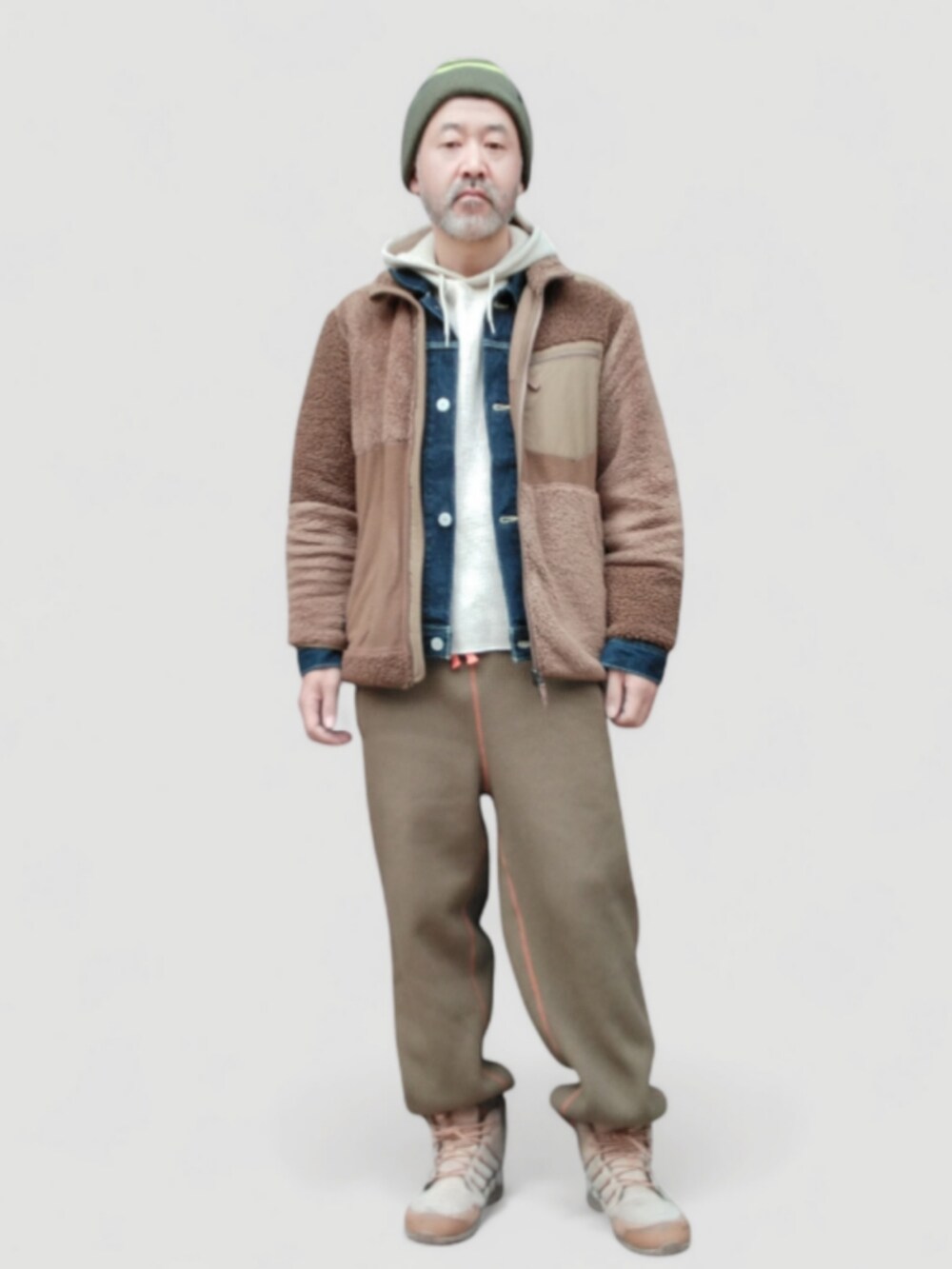 ベージュ系のその他アウター、グリーン系のその他パンツ、ベージュ系のスニーカーを着用したメンズの冬コーディネートの3枚目の写真