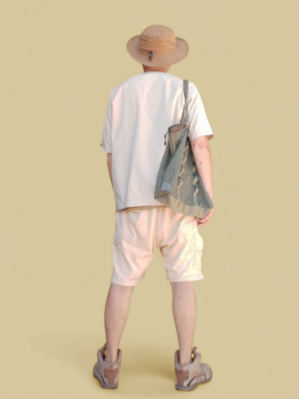 ベージュ系のスニーカー、イエロー系のパンツ、ベージュ系のその他トップスを着用したメンズの夏コーディネートの5枚目の写真