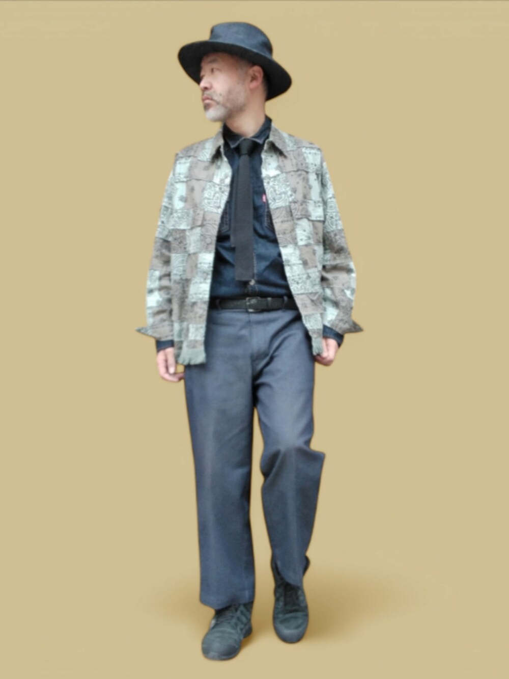 ブルー系のその他パンツ、ブラック系のスニーカー、その他のシャツ/ブラウスを着用したメンズの冬コーディネートの3枚目の写真