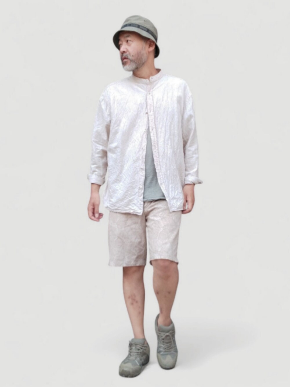 グリーン系のスニーカー、ホワイト系のシャツ/ブラウス、ベージュ系のその他パンツを着用したメンズの夏コーディネートの2枚目の写真