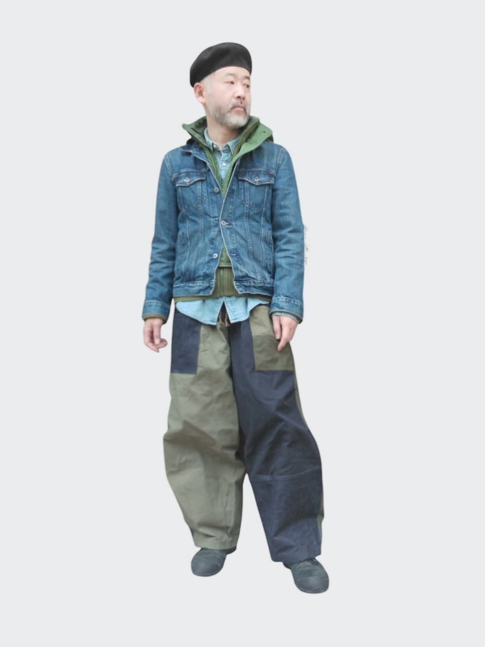 ブルー系のパンツ、ブルー系のデニムジャケット、ブラック系のハンチング/ベレー帽を着用したメンズの春コーディネートの3枚目の写真