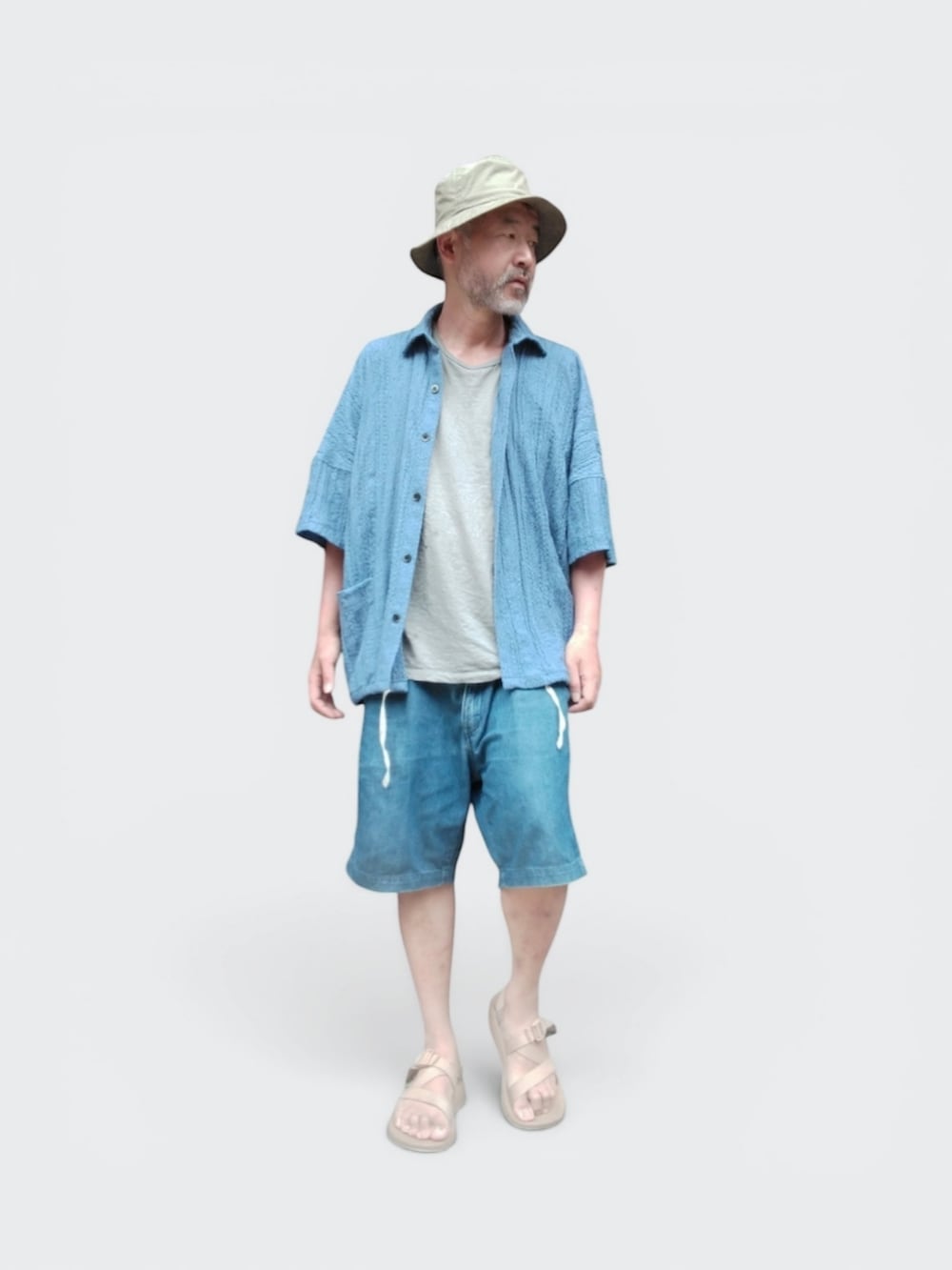 ブルー系のその他パンツ、ベージュ系のサンダル、ブルー系のシャツ/ブラウスを着用したメンズの夏コーディネートの2枚目の写真