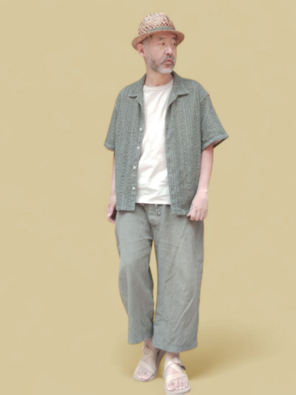 グリーン系のその他パンツ、ベージュ系のサンダル、グリーン系のシャツ/ブラウスを着用したメンズの夏コーディネートの3枚目の写真