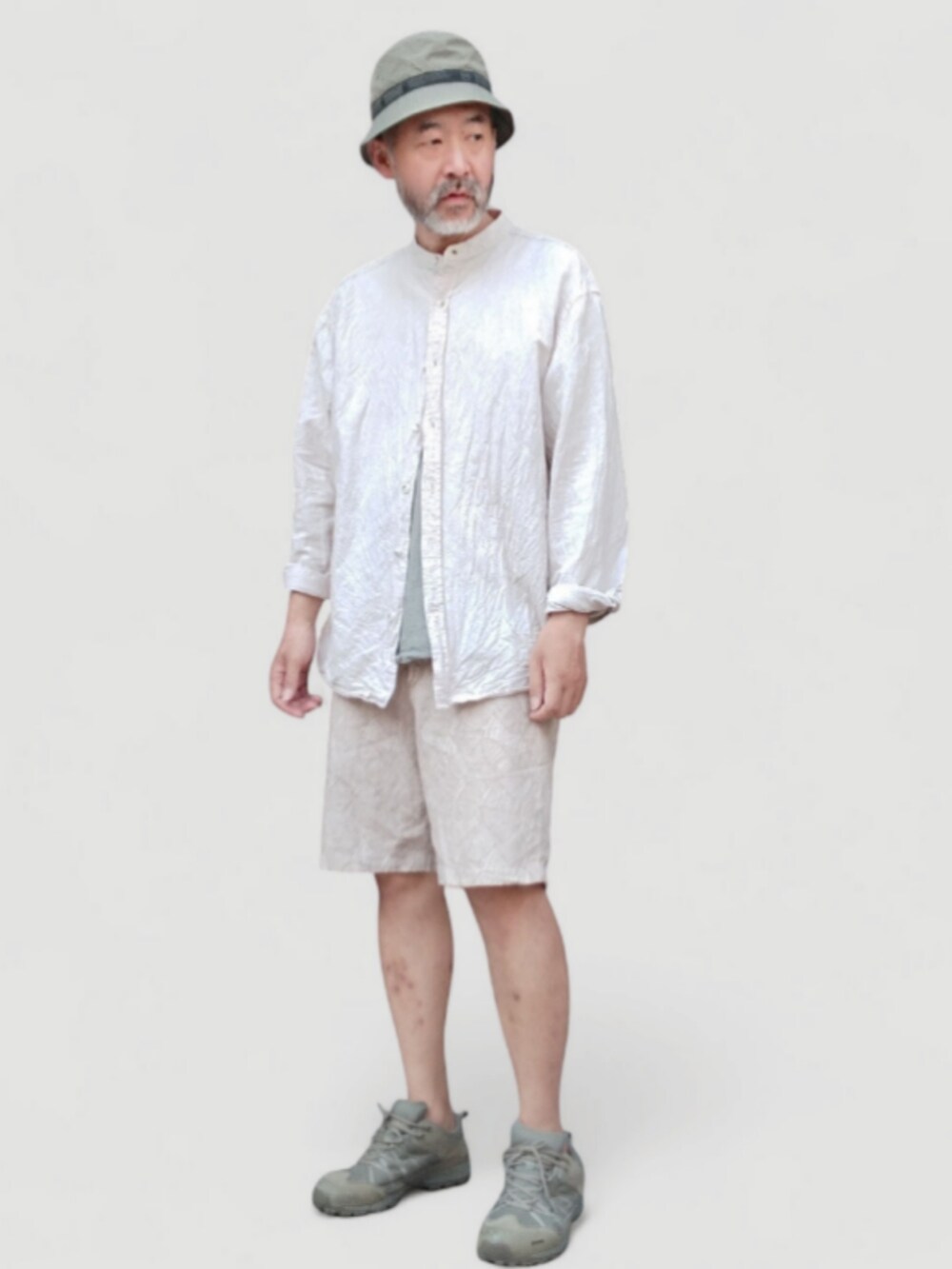 グリーン系のスニーカー、ホワイト系のシャツ/ブラウス、ベージュ系のその他パンツを着用したメンズの夏コーディネートの4枚目の写真