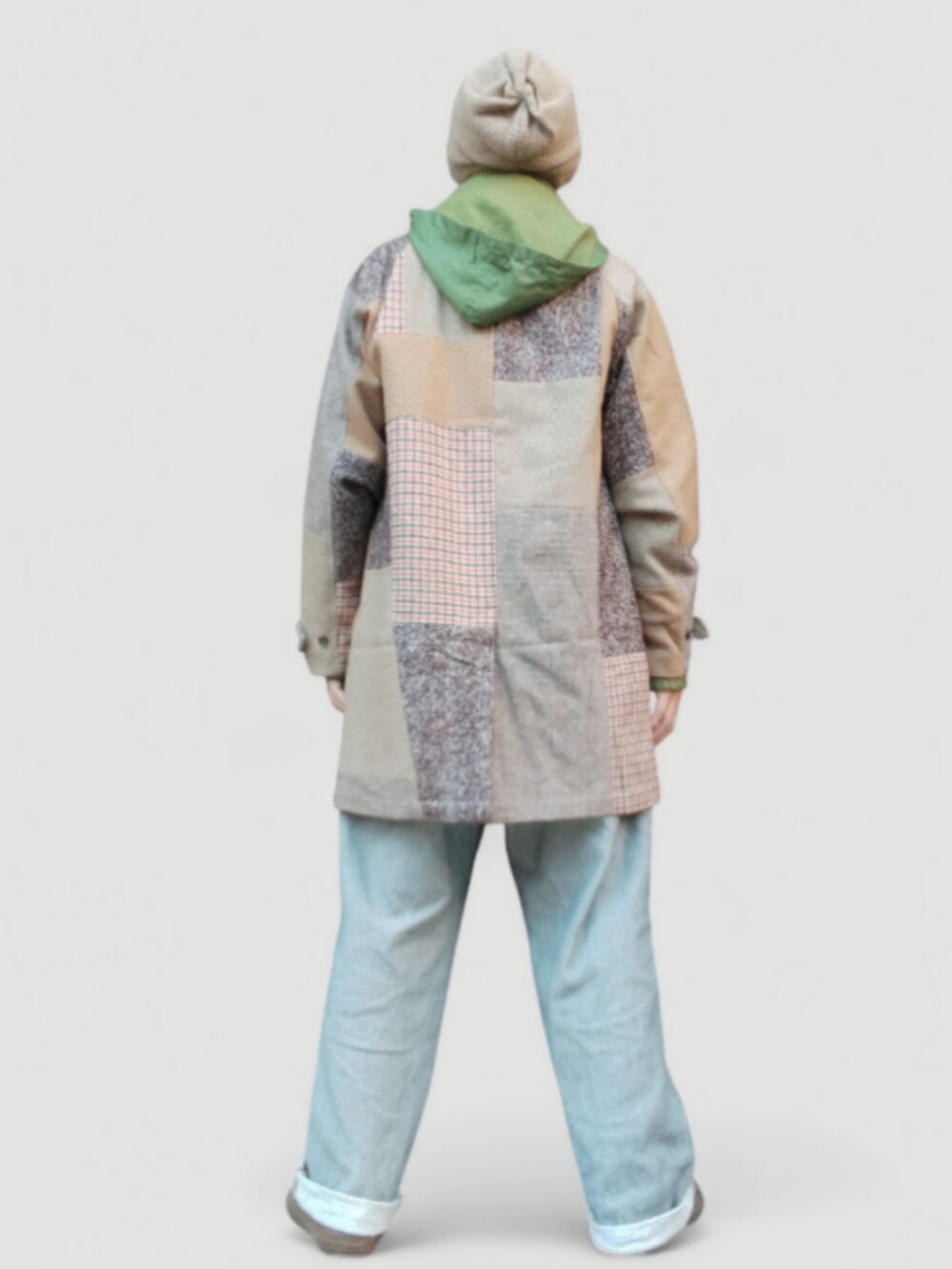 グレー系のデニムパンツ、グリーン系のスニーカー、ベージュ系のジャケット/アウターを着用したメンズの秋コーディネートの5枚目の写真
