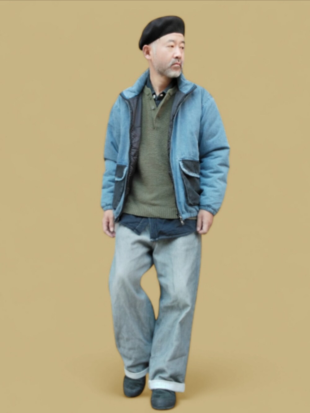 グレー系のデニムパンツ、ブラック系のスニーカー、グリーン系のニット/セーターを着用したメンズの秋コーディネートの2枚目の写真