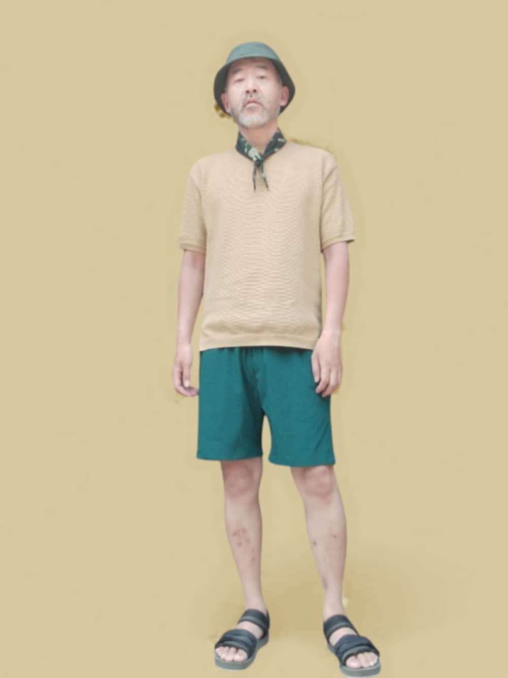 ブラック系のサンダル、イエロー系のTシャツ/カットソー、グリーン系のパンツを着用したメンズの夏コーディネートの3枚目の写真
