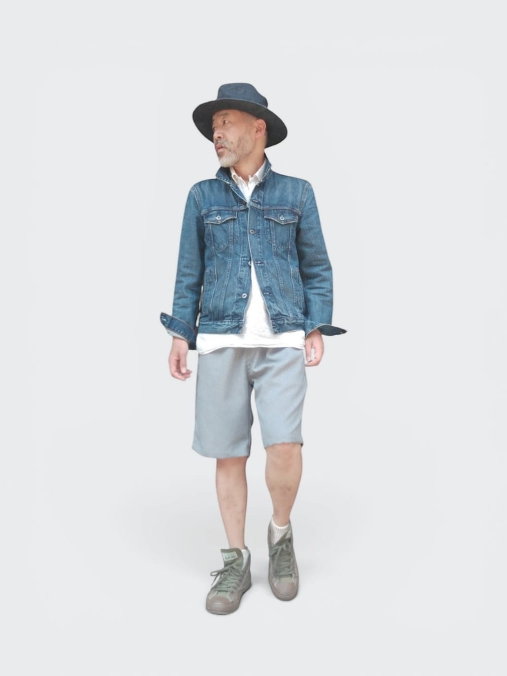 グリーン系のスニーカー、グレー系のパンツ、ブルー系のハットを着用したメンズの夏コーディネートの2枚目の写真