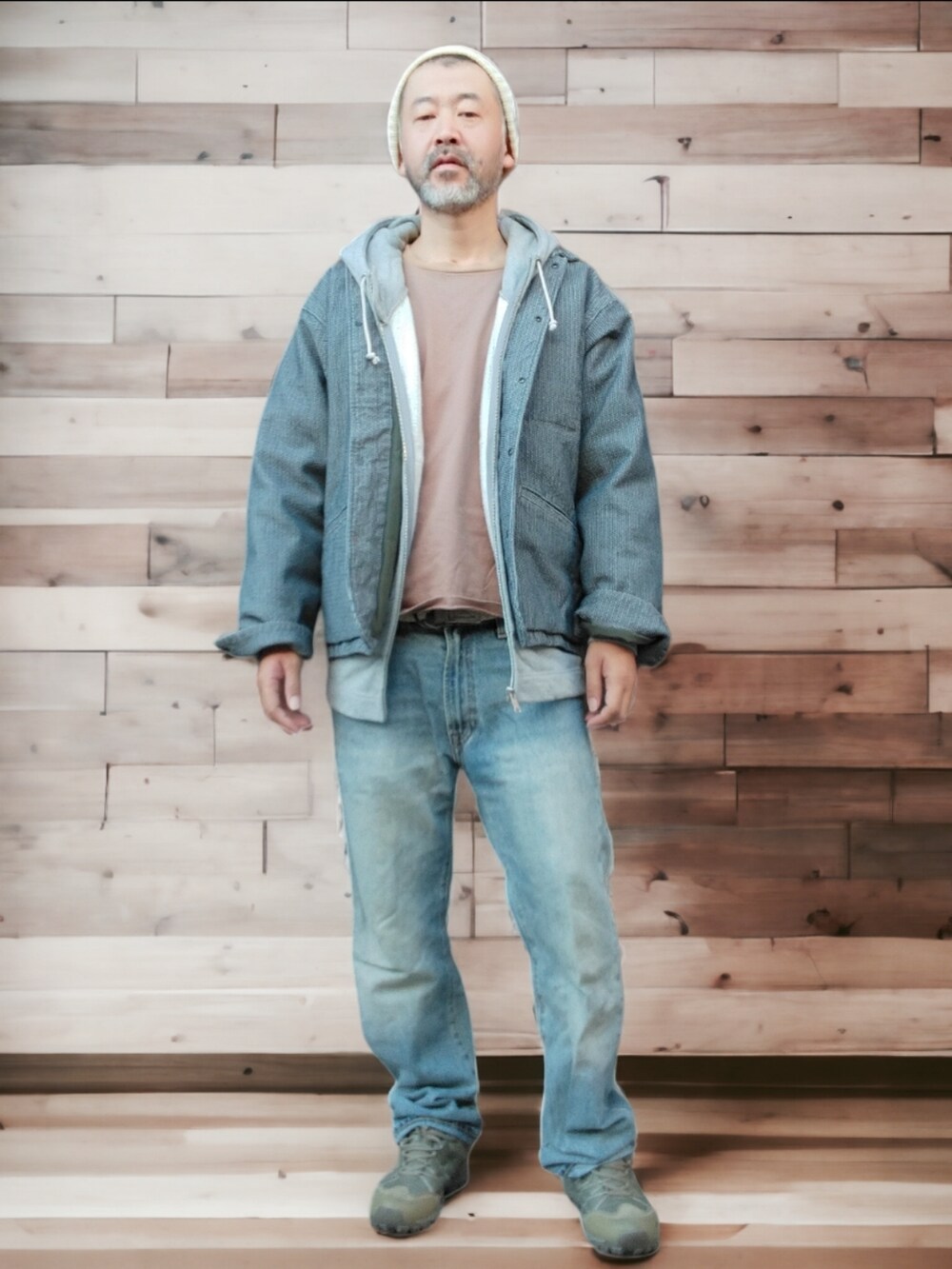 ブルー系のデニムパンツ、グリーン系のスニーカー、ブラウン系のTシャツ/カットソーを着用したメンズの秋コーディネートの2枚目の写真