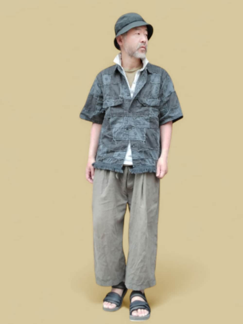 グリーン系のサンダル、グリーン系のその他パンツ、ブラック系のシャツ/ブラウスを着用したメンズの春コーディネートの3枚目の写真