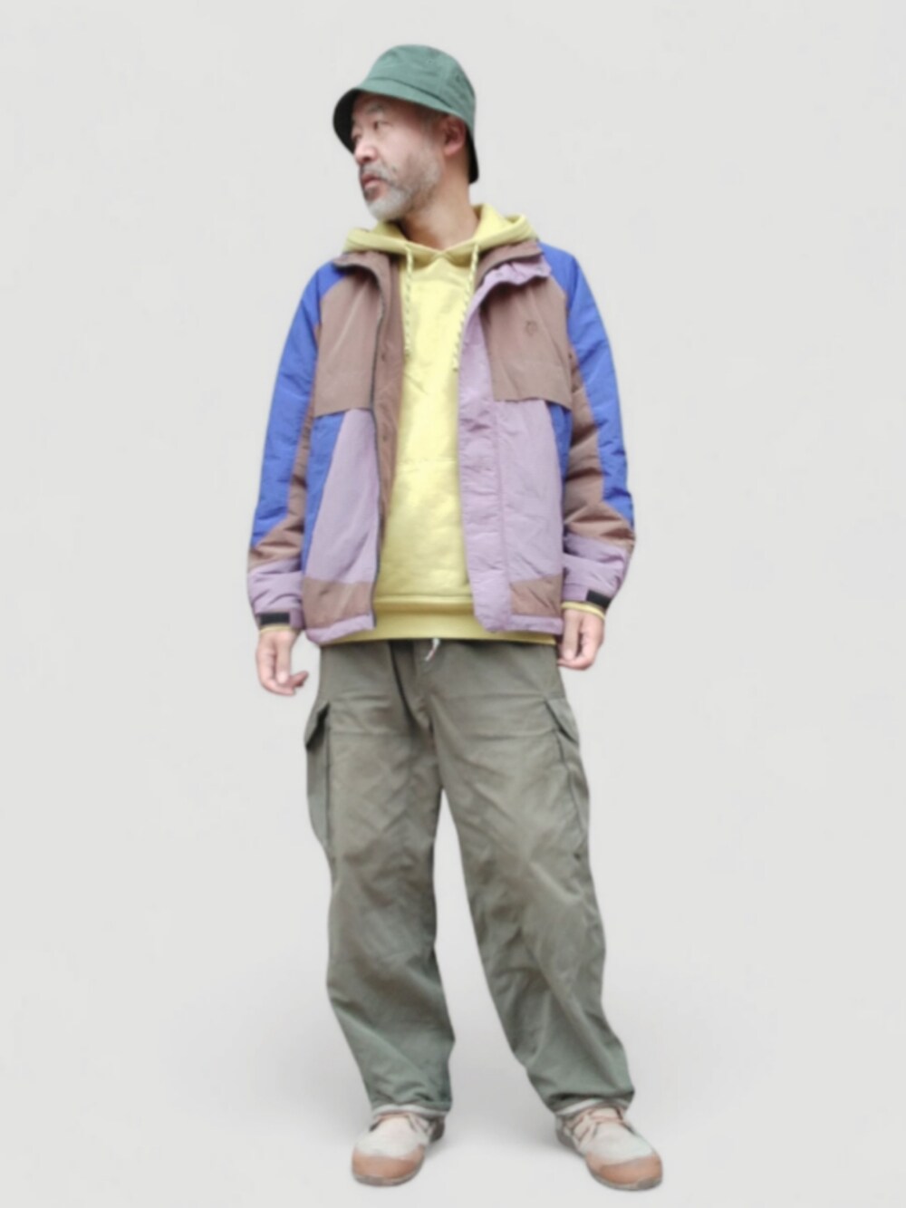 グリーン系のカーゴパンツ、ベージュ系のスニーカー、ピンク系のジャケット/アウターを着用したメンズの秋コーディネートの4枚目の写真