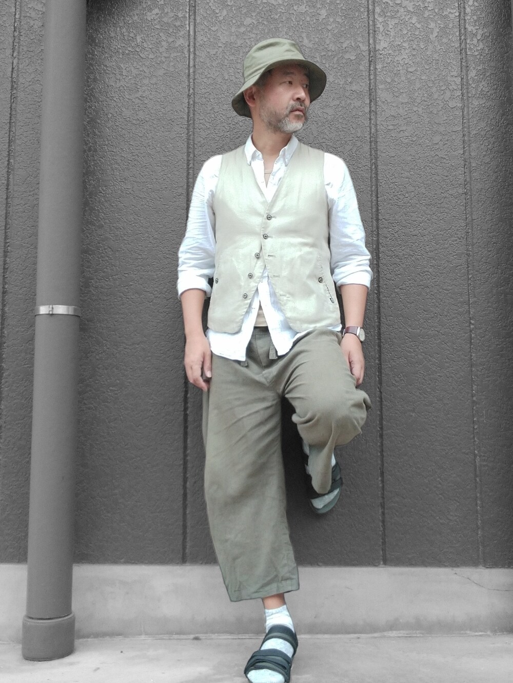 グリーン系のその他パンツ、グリーン系のサンダル、ホワイト系のシャツ/ブラウスを着用したメンズの夏コーディネートの3枚目の写真