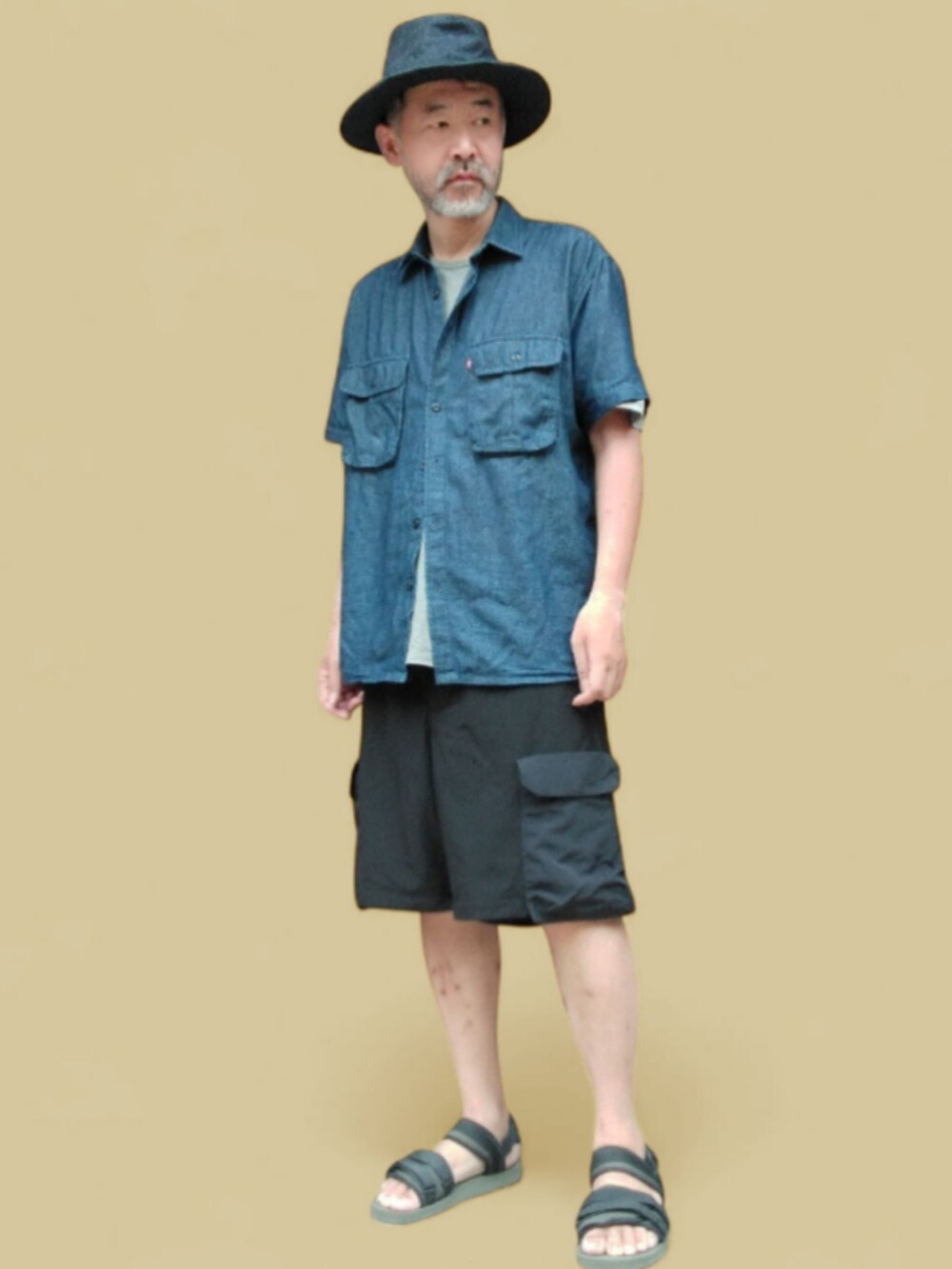 ブラック系のサンダル、ブラック系のカーゴパンツ、ブルー系のシャツ/ブラウスを着用したメンズの夏コーディネートの4枚目の写真