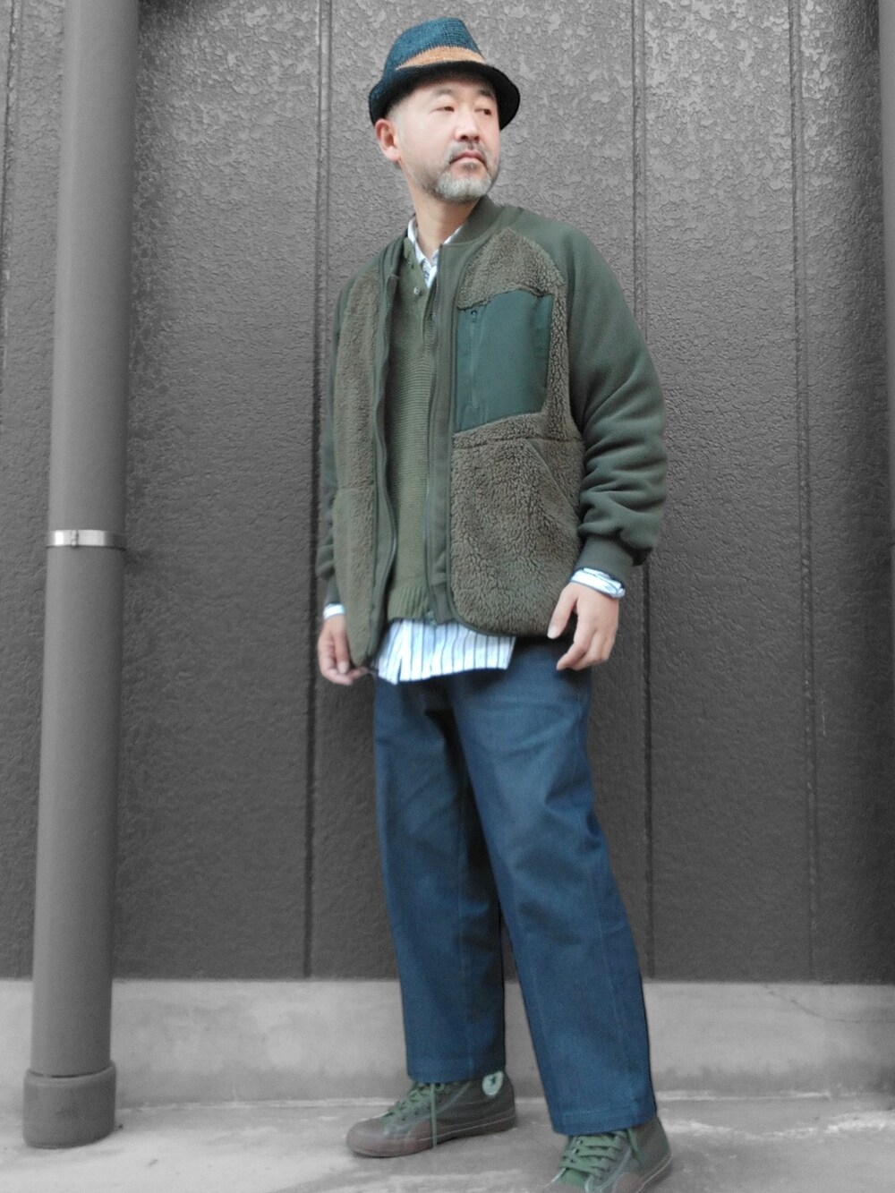 ブルー系のその他パンツ、グリーン系のスニーカー、グリーン系のトップスを着用したメンズの冬コーディネートの4枚目の写真