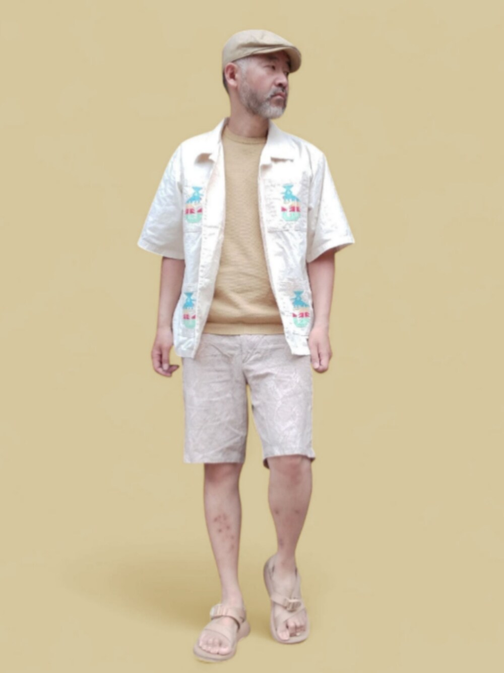 ベージュ系のサンダル、ホワイト系のシャツ/ブラウス、ベージュ系のその他パンツを着用したメンズの夏コーディネートの2枚目の写真