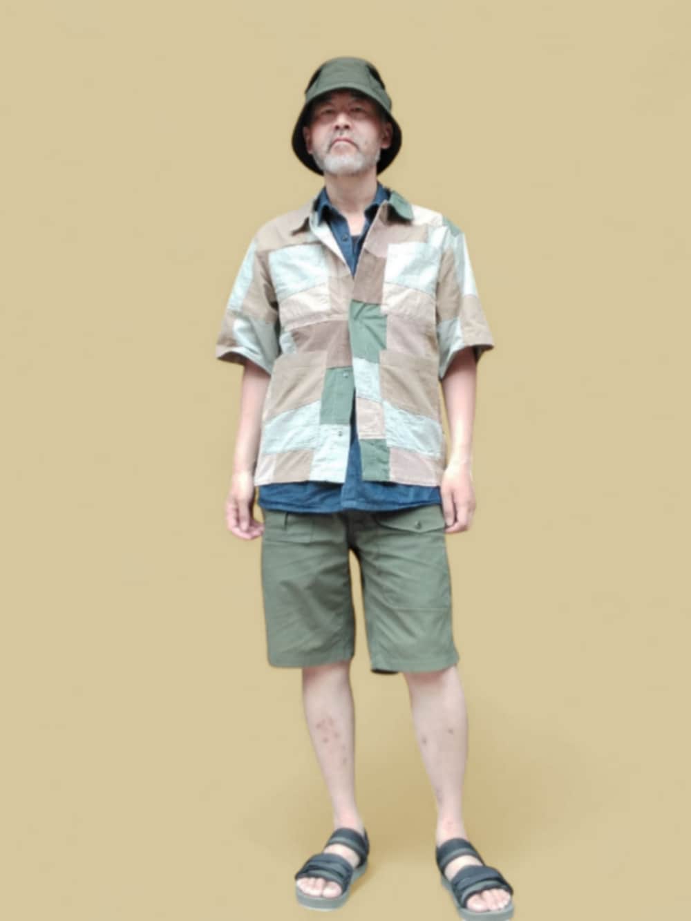 ブラック系のサンダル、グリーン系のその他パンツ、ベージュ系のシャツ/ブラウスを着用したメンズの夏コーディネートの3枚目の写真