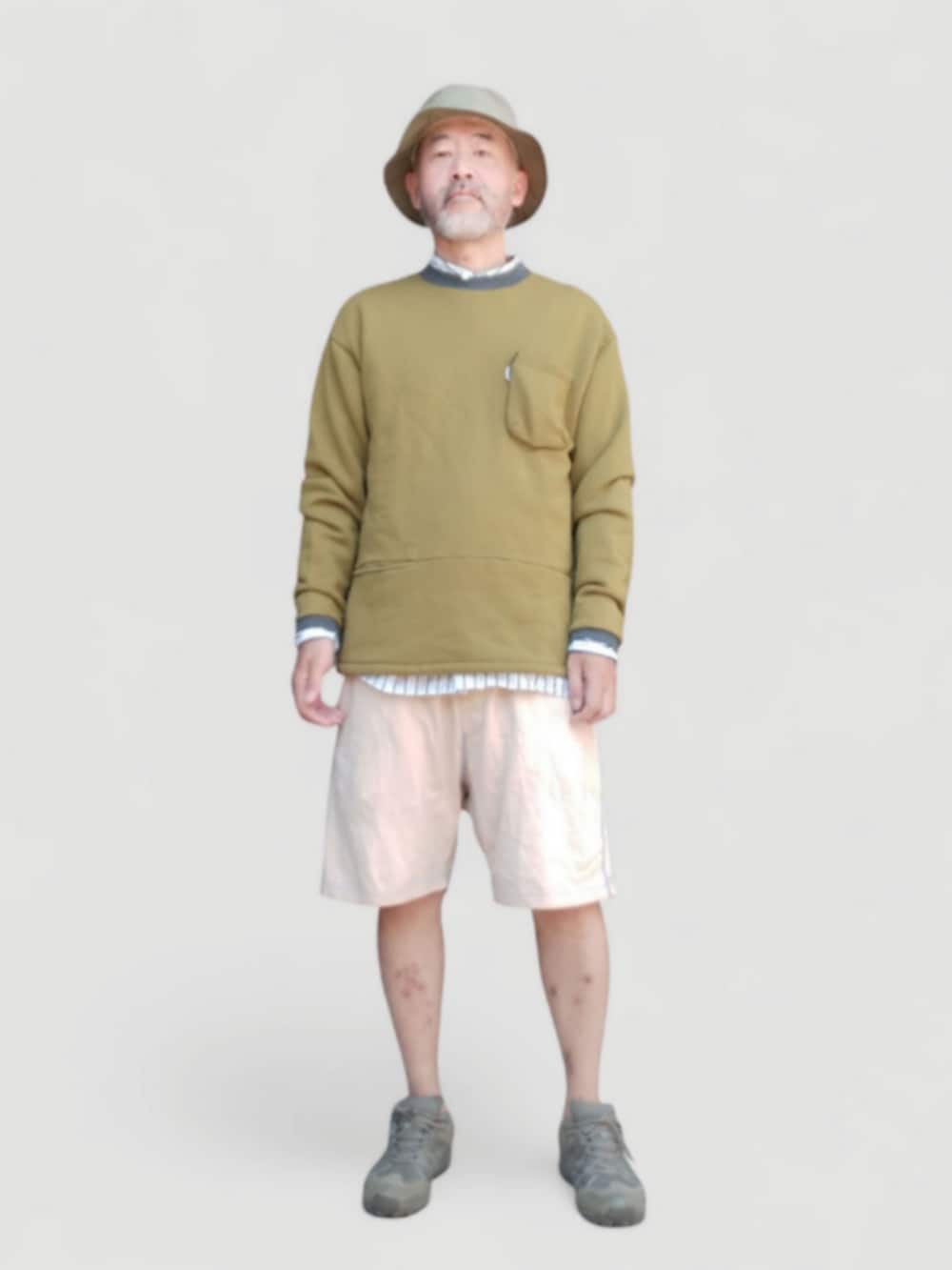 イエロー系のパンツ、グリーン系のスウェット、グリーン系のスニーカーを着用したメンズの夏コーディネートの2枚目の写真