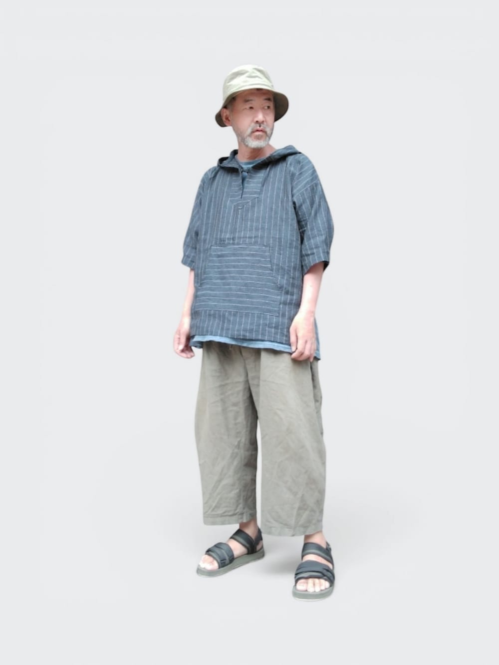 グリーン系のその他パンツ、グリーン系のサンダル、ブルー系のパーカーを着用したメンズの夏コーディネートの4枚目の写真