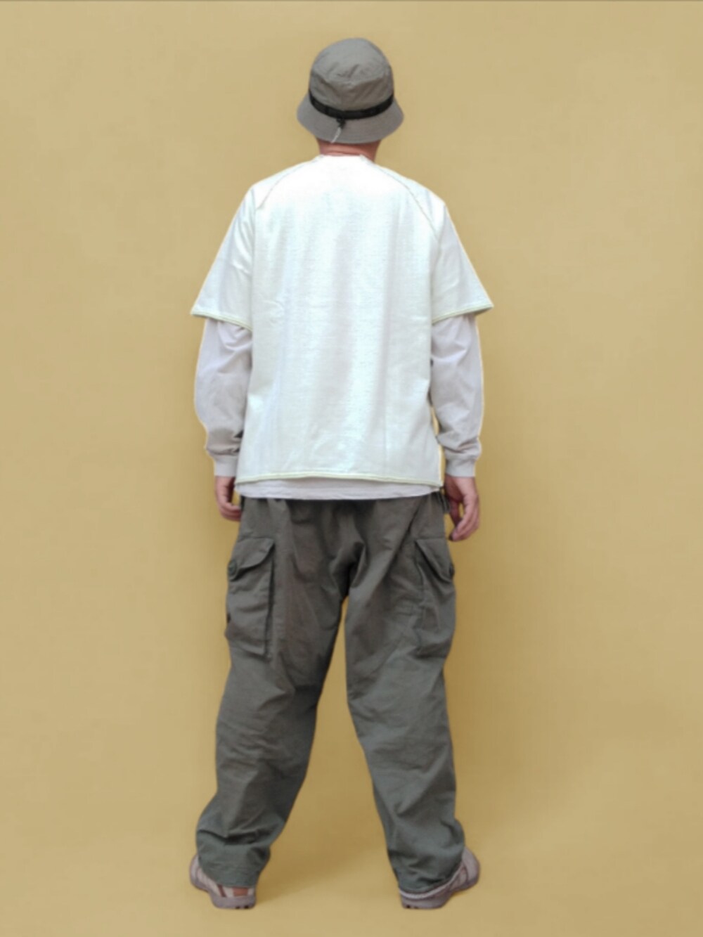 グリーン系のカーゴパンツ、ベージュ系のスニーカー、ホワイト系のTシャツ/カットソーを着用したメンズの夏コーディネートの5枚目の写真