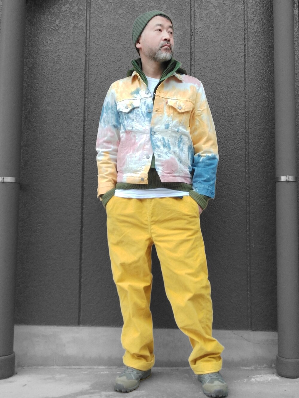 イエロー系のパンツ、その他のデニムジャケット、グリーン系のスニーカーを着用したメンズの冬コーディネートの4枚目の写真
