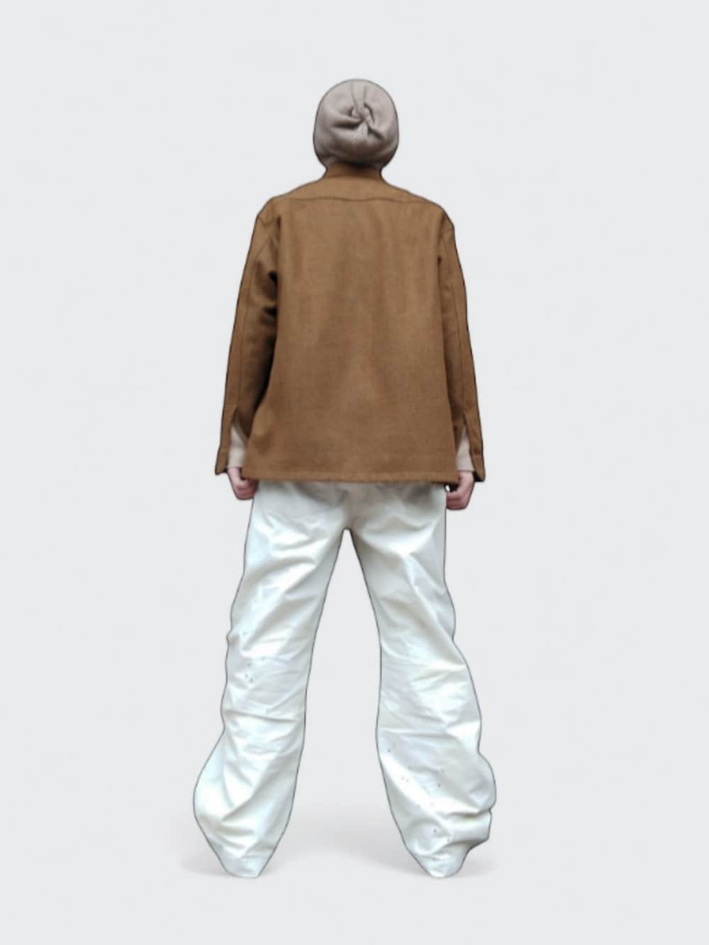 ホワイト系のパンツ、イエロー系のシャツ/ブラウス、ベージュ系のニットキャップ/ビーニーを着用したメンズの冬コーディネートの5枚目の写真