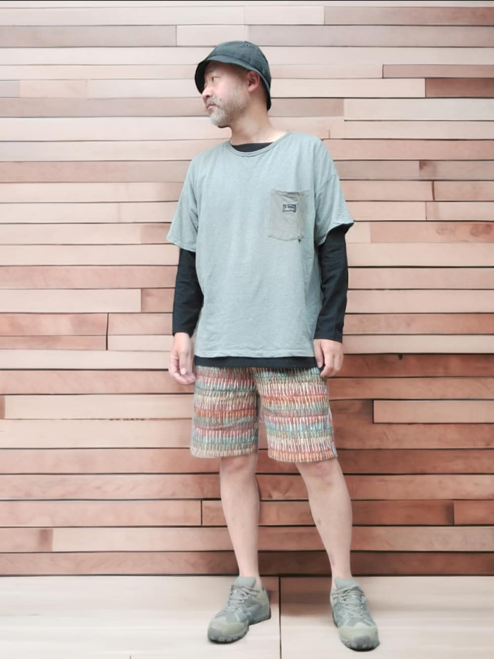 グリーン系のTシャツ/カットソー、その他のその他パンツ、グリーン系のスニーカーを着用したメンズの秋コーディネートの2枚目の写真