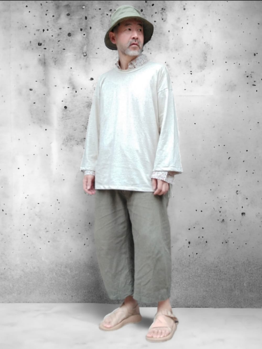 グリーン系のその他パンツ、ベージュ系のサンダル、ホワイト系のTシャツ/カットソーを着用したメンズの春コーディネートの4枚目の写真