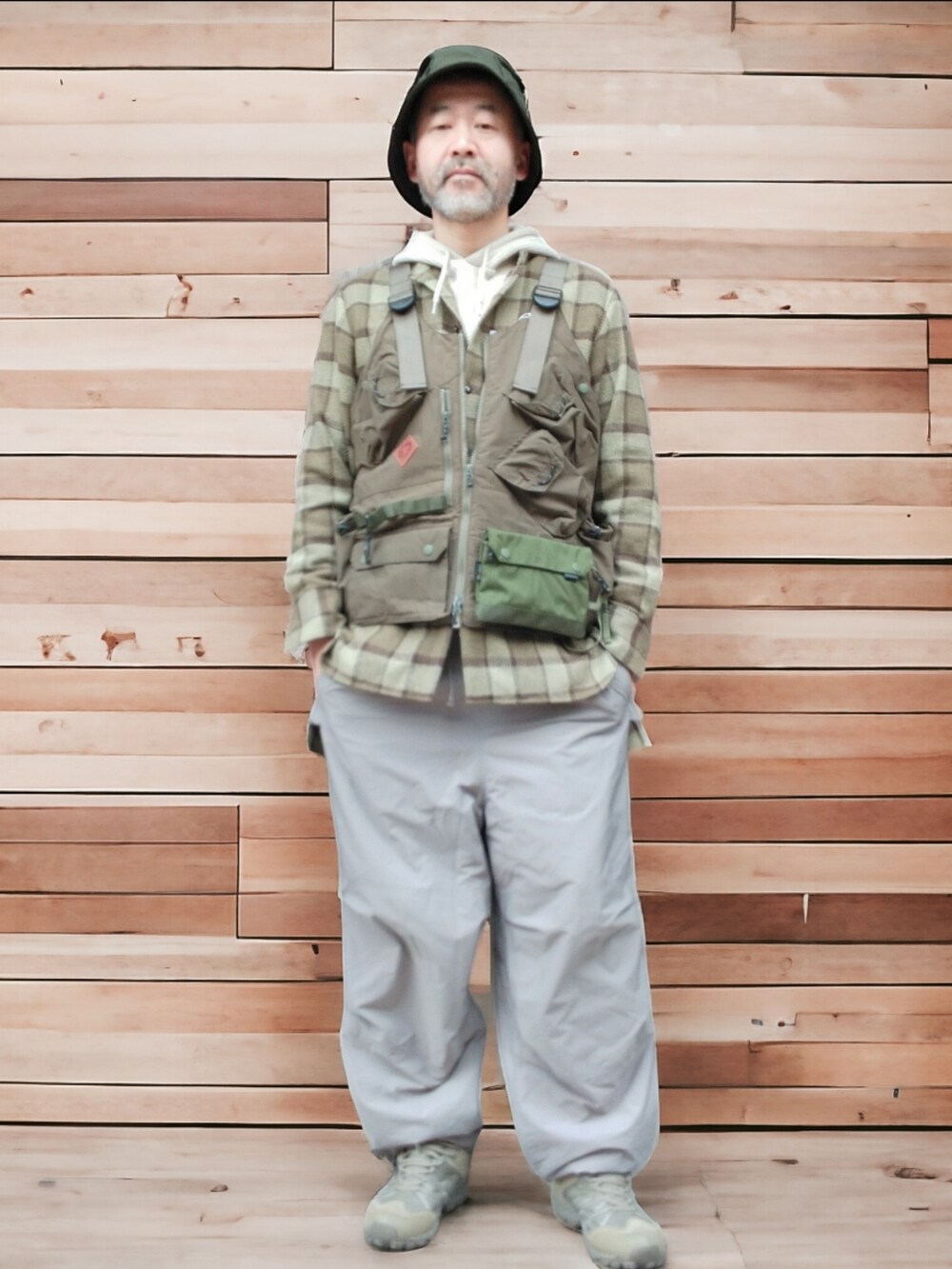 グレー系のパンツ、グリーン系のスニーカー、グリーン系のシャツ/ブラウスを着用したメンズの冬コーディネートの3枚目の写真