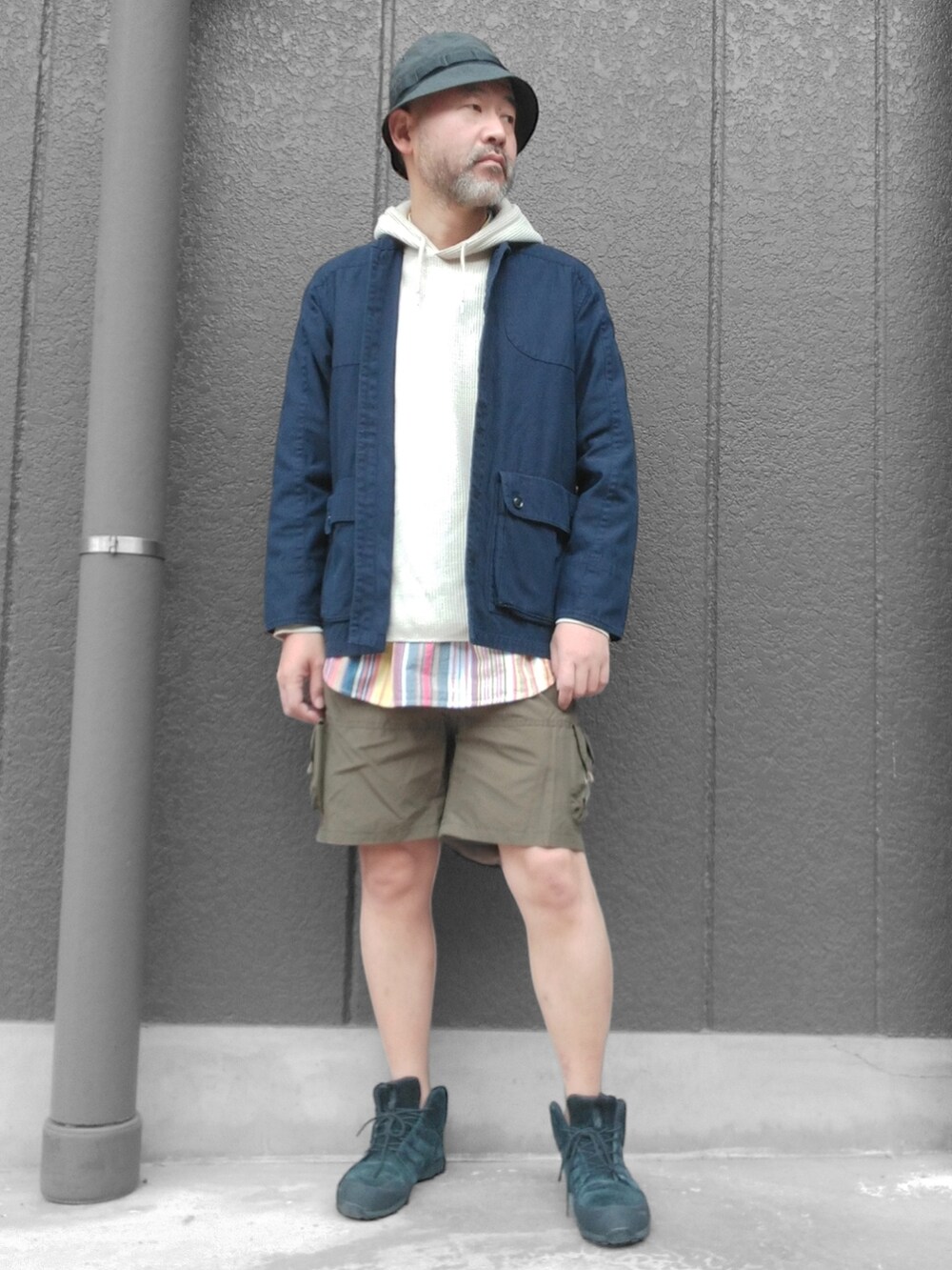 ブルー系のジャケット/アウター、ベージュ系のパーカー、グリーン系のパンツを着用したメンズの春コーディネートの2枚目の写真