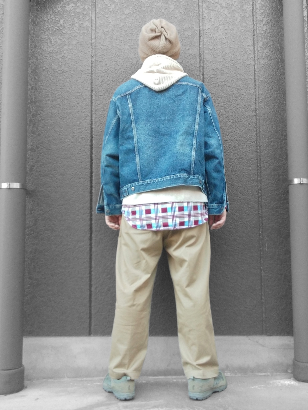 ベージュ系のチノパンツ、ベージュ系のパーカー、ブルー系のデニムジャケットを着用したメンズの冬コーディネートの5枚目の写真