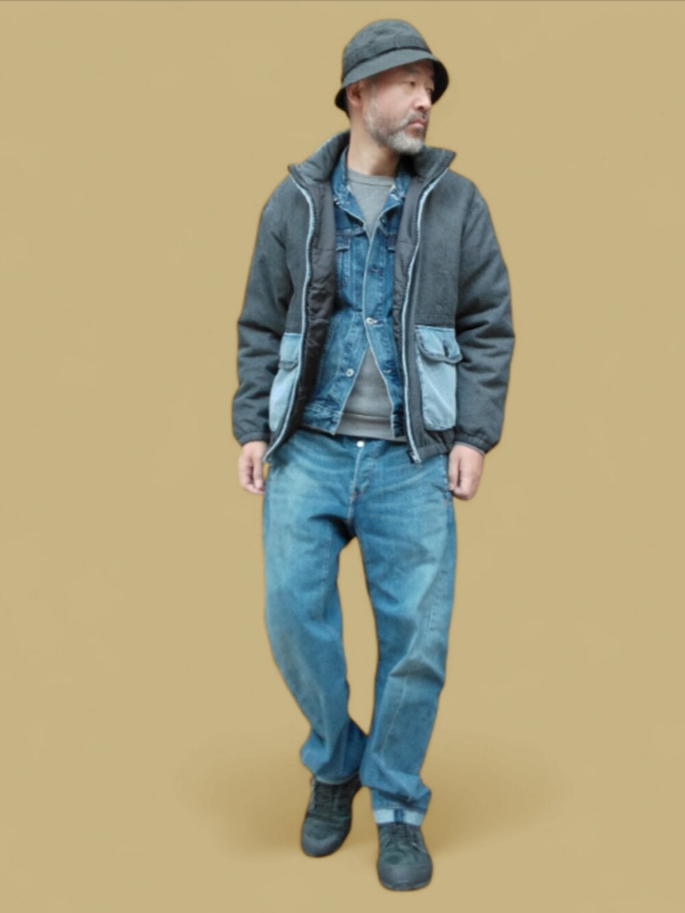 ブルー系のデニムパンツ、ブルー系のデニムジャケット、ブラック系のスニーカーを着用したメンズの秋コーディネートの2枚目の写真