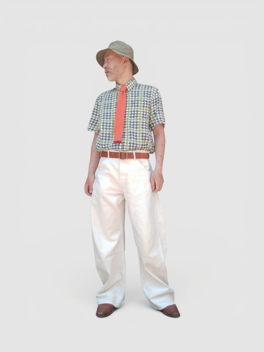 ホワイト系のパンツ、グリーン系のシャツ/ブラウス、グリーン系のハットを着用したメンズの夏コーディネートの2枚目の写真