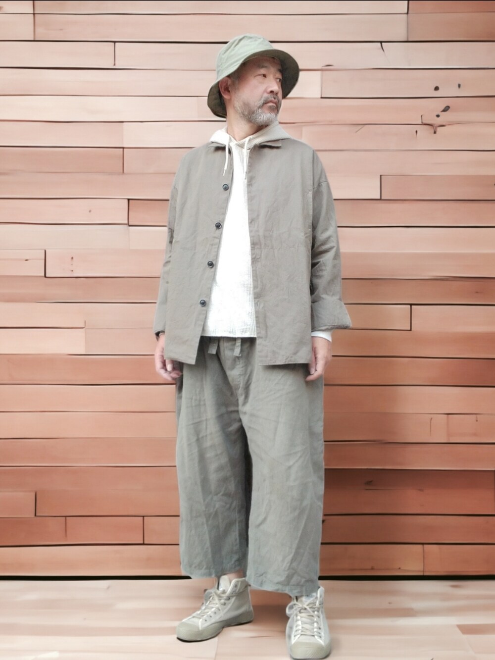 グリーン系のその他パンツ、ベージュ系のスニーカー、ベージュ系のパーカーを着用したメンズの秋コーディネートの3枚目の写真