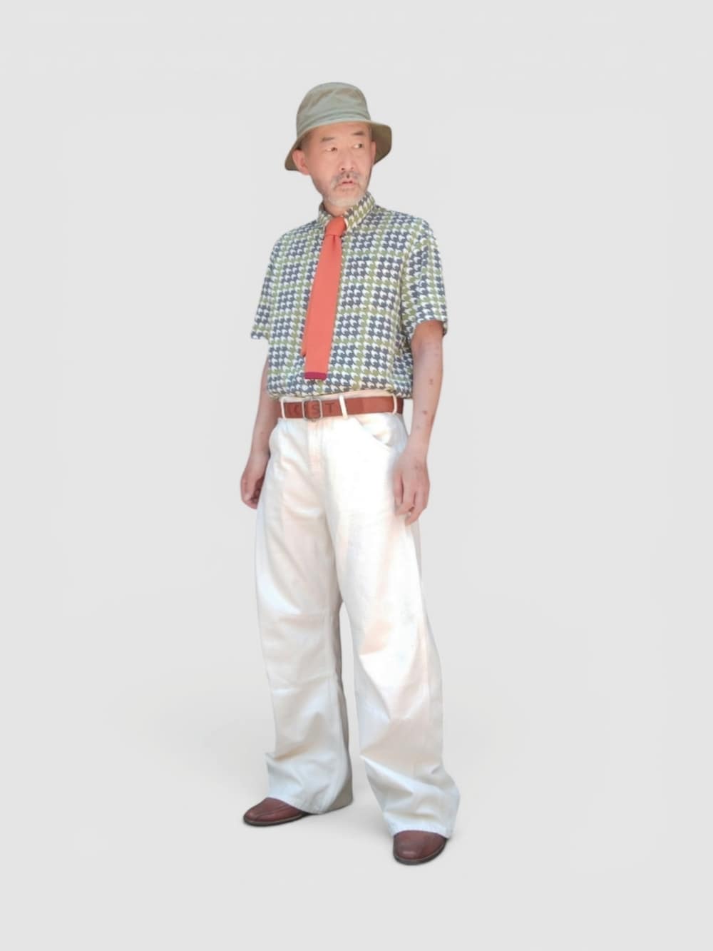 ホワイト系のパンツ、グリーン系のシャツ/ブラウス、グリーン系のハットを着用したメンズの夏コーディネートの3枚目の写真