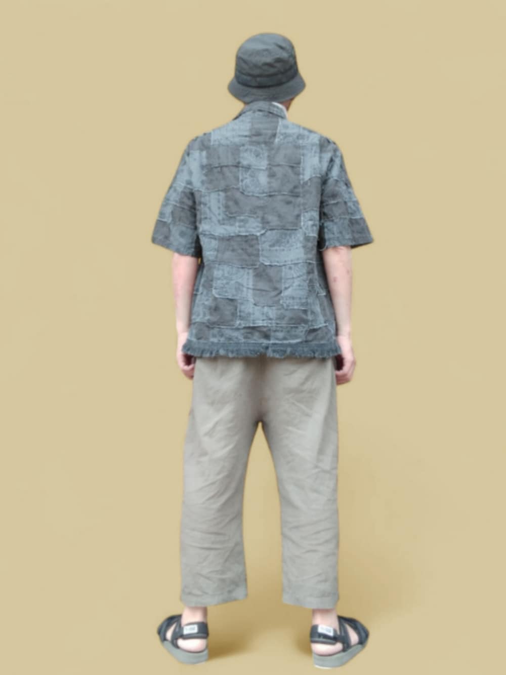 グリーン系のサンダル、グリーン系のその他パンツ、ブラック系のシャツ/ブラウスを着用したメンズの春コーディネートの5枚目の写真