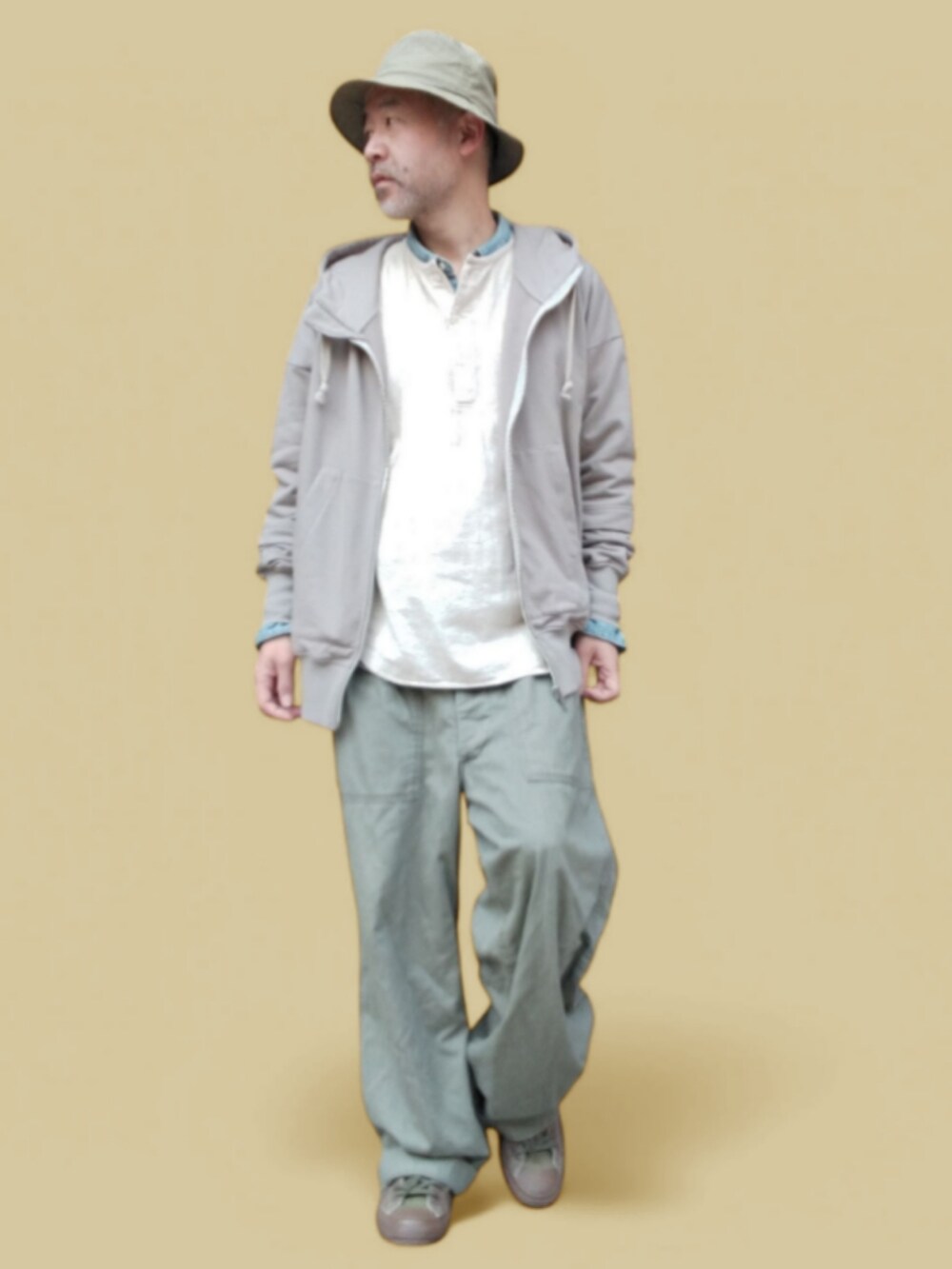 グリーン系のカーゴパンツ、ホワイト系のTシャツ/カットソー、グレー系のパーカーを着用したメンズの春コーディネートの4枚目の写真