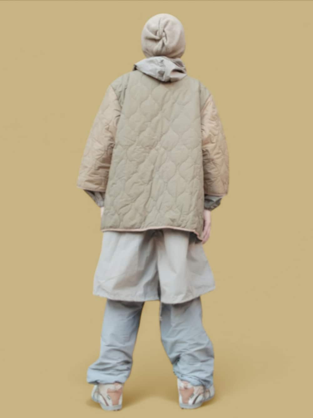 グレー系のパンツ、ベージュ系のスニーカー、ベージュ系のジャケット/アウターを着用したメンズの冬コーディネートの5枚目の写真