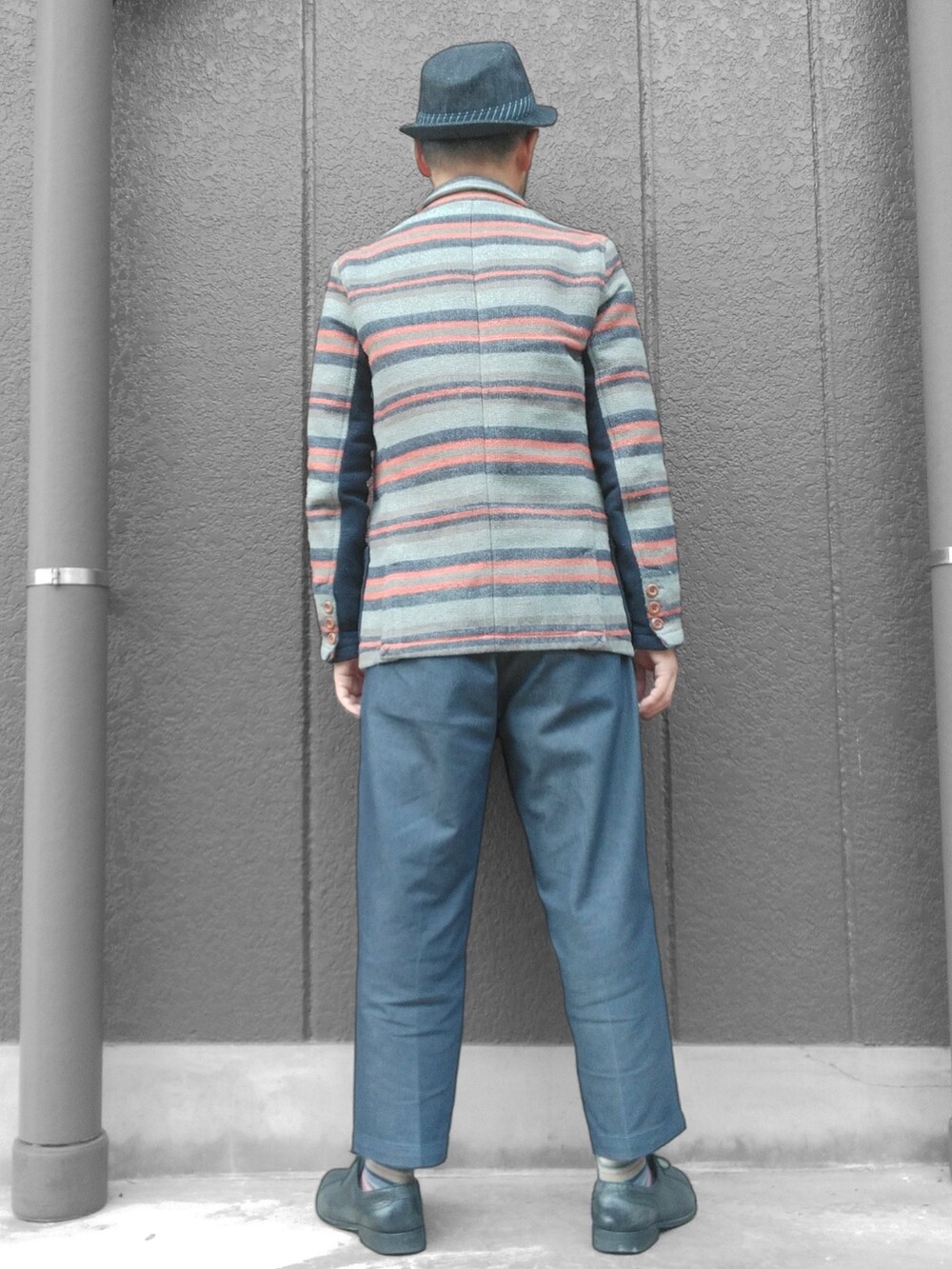 ブルー系のその他パンツ、ブルー系のシャツ/ブラウス、その他のテーラードジャケットを着用したメンズの秋コーディネートの5枚目の写真