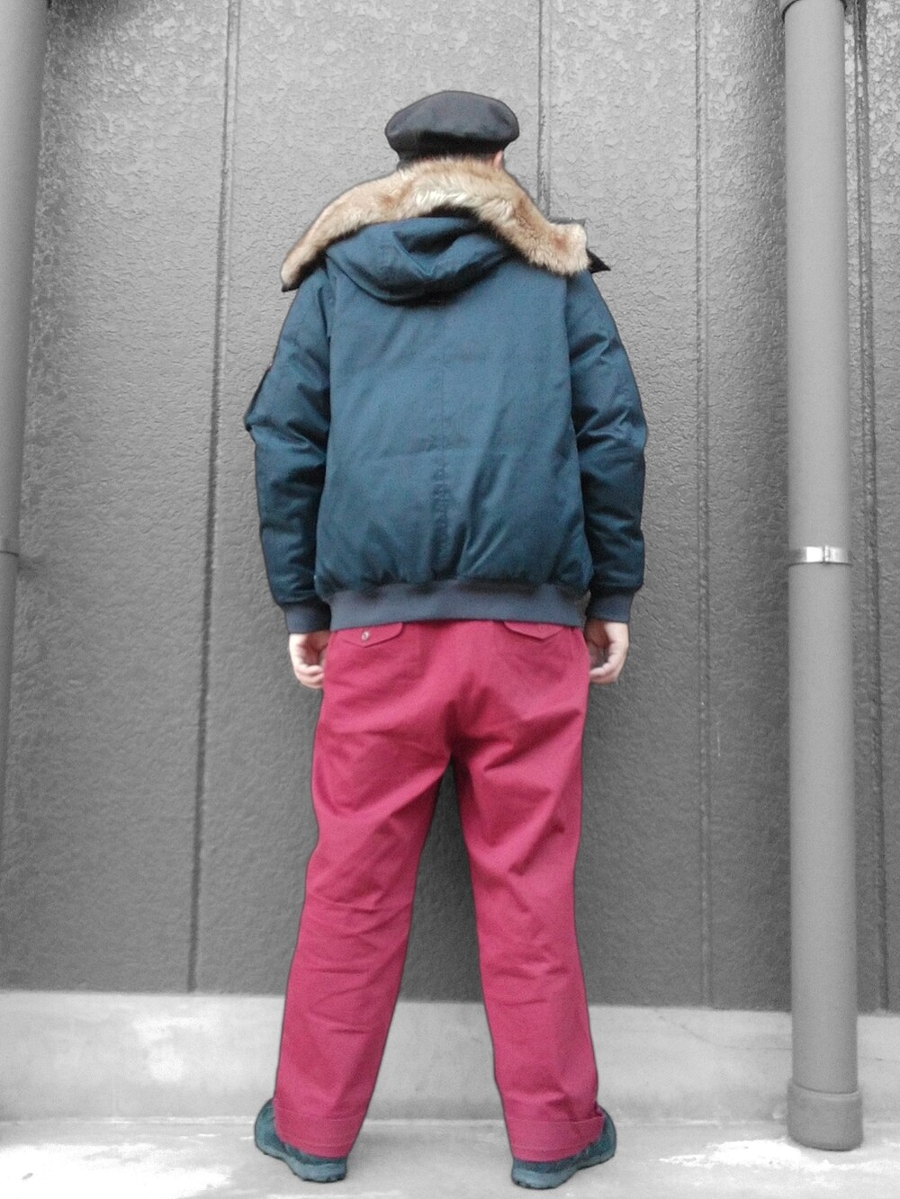 レッド系のチノパンツ、ブルー系のダウンジャケット/コート、ベージュ系のスウェットを着用したメンズの冬コーディネートの5枚目の写真