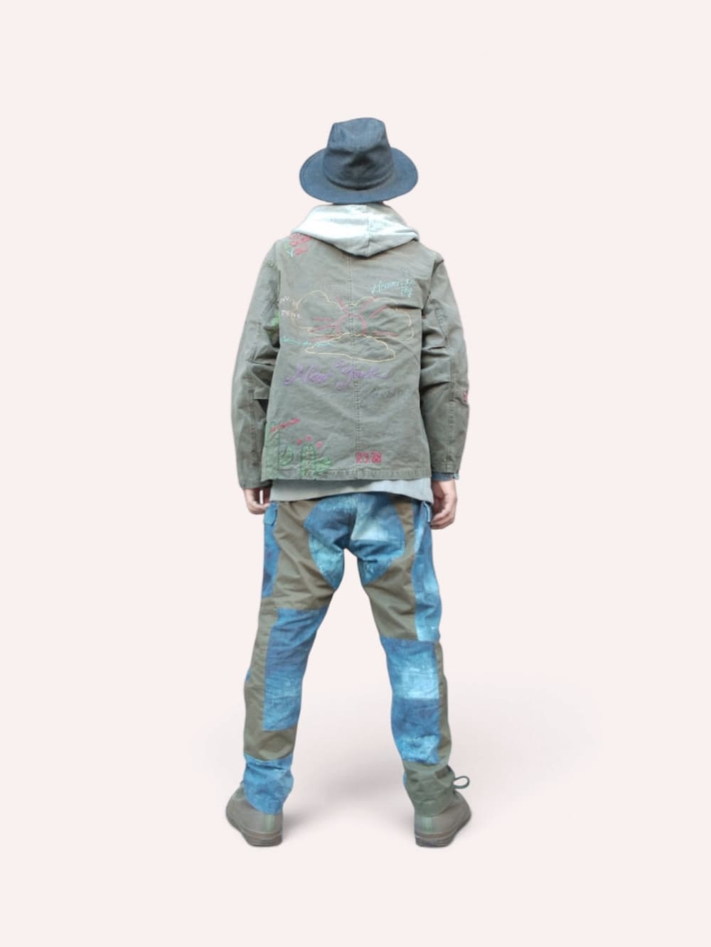ブルー系のデニムパンツ、グリーン系のスニーカー、グリーン系のジャケット/アウターを着用したメンズの秋コーディネートの5枚目の写真