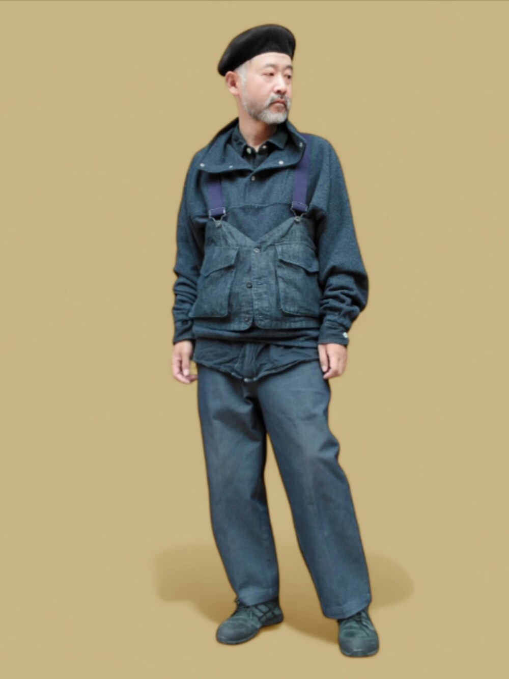ブルー系のその他パンツ、ブラック系のスニーカー、ブルー系のベストを着用したメンズの秋コーディネートの3枚目の写真