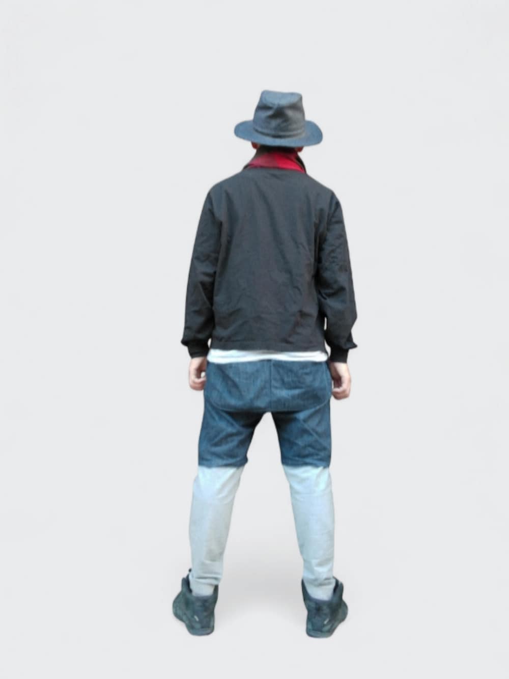 ブラック系のスニーカー、ブルー系のデニムパンツ、ブラック系のTシャツ/カットソーを着用したメンズの冬コーディネートの5枚目の写真