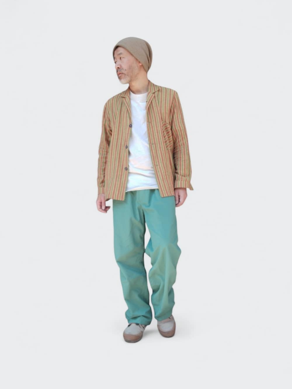 グリーン系のパンツ、ベージュ系のスニーカー、イエロー系のシャツ/ブラウスを着用したメンズの春コーディネートの4枚目の写真