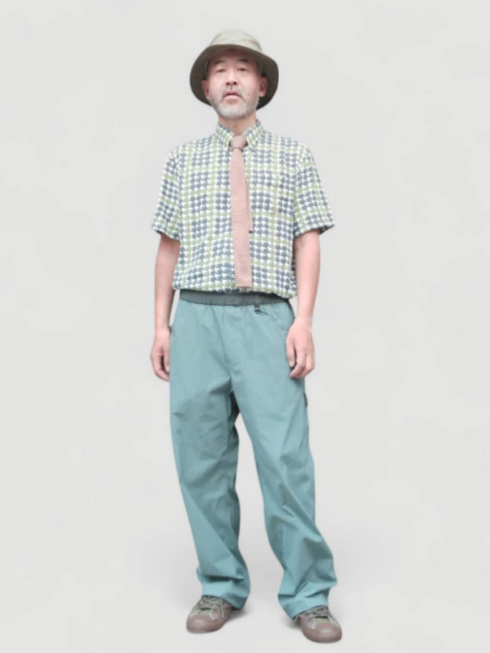 グリーン系のシャツ/ブラウス、グリーン系のパンツ、グリーン系のスニーカーを着用したメンズの秋コーディネートの3枚目の写真