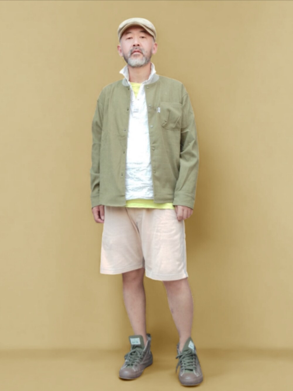 イエロー系のパンツ、グリーン系のスニーカー、グリーン系のシャツ/ブラウスを着用したメンズの夏コーディネートの4枚目の写真