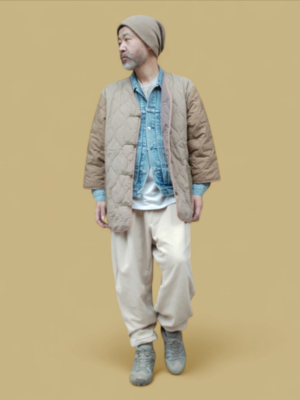 ベージュ系のスウェットパンツ、グリーン系のスニーカー、ブルー系のデニムジャケットを着用したメンズの冬コーディネートの2枚目の写真