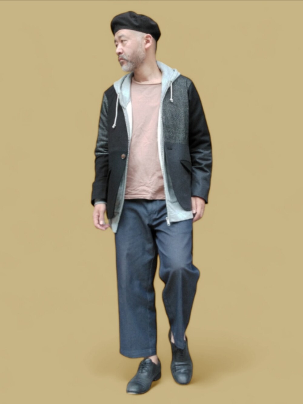 ブルー系のその他パンツ、グレー系のパーカー、ブラウン系のTシャツ/カットソーを着用したメンズの秋コーディネートの4枚目の写真